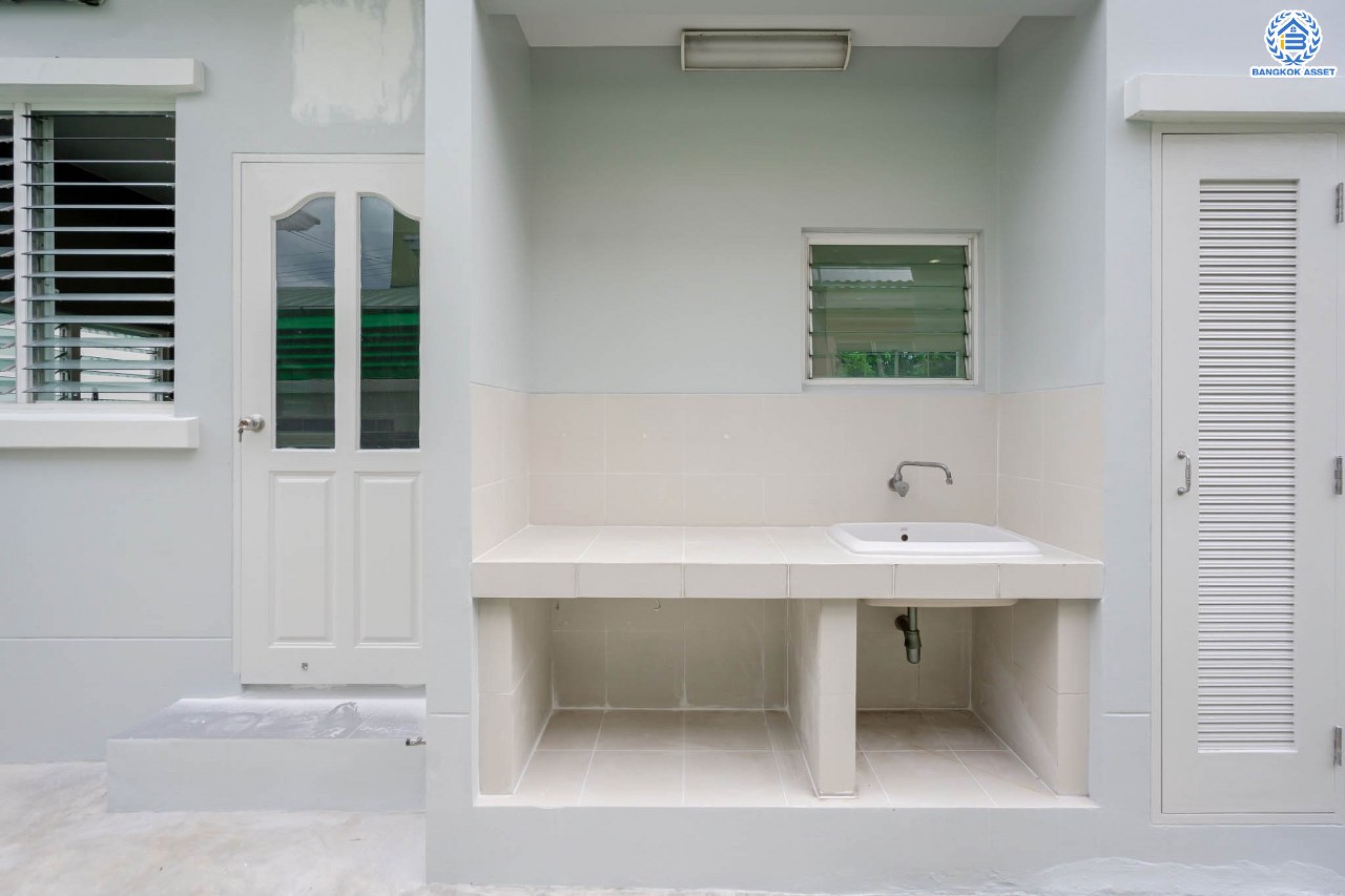 บ้านมือสองตกแต่งใหม่ ม.ชลลดา วัดลาดปลาดุก บ้านเดี่ยวหลังมุม คุณภาพระดับ L&H บนเนื้อที่ 61.3 ตร.ว. ฟังก์ชัน 3 ห้องนอน 3 ห้องน้ำ จอดรถได้ 1 คัน บนทำเลศักยภาพ เพียง 15 นาทีถึงเซ็นทรัลเวสท์เกต ใกล้รถไฟฟ้าสายสีม่วง "สถานีคลองบางไผ่"...